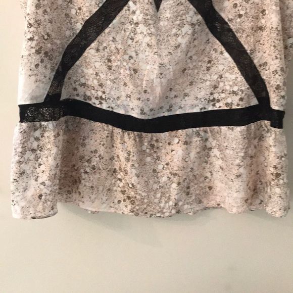 BCBGENERATION V-Neck Ruffled Hem Sleeveless Blosue - Picture 4 of 8